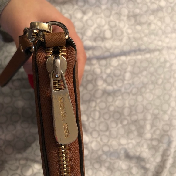 ⭐️ Michael Kors wallet/wristlet in Dark Tan - Picture 4 of 4